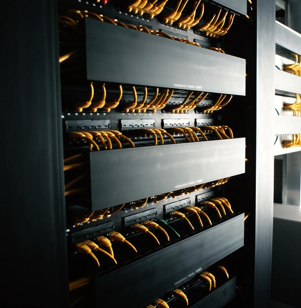 Rack de red profesional con cableado organizado y equipamiento de conectividad