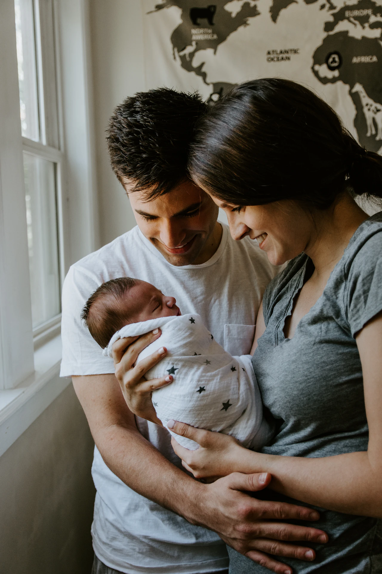 Familia con su bebé en el living de su casa