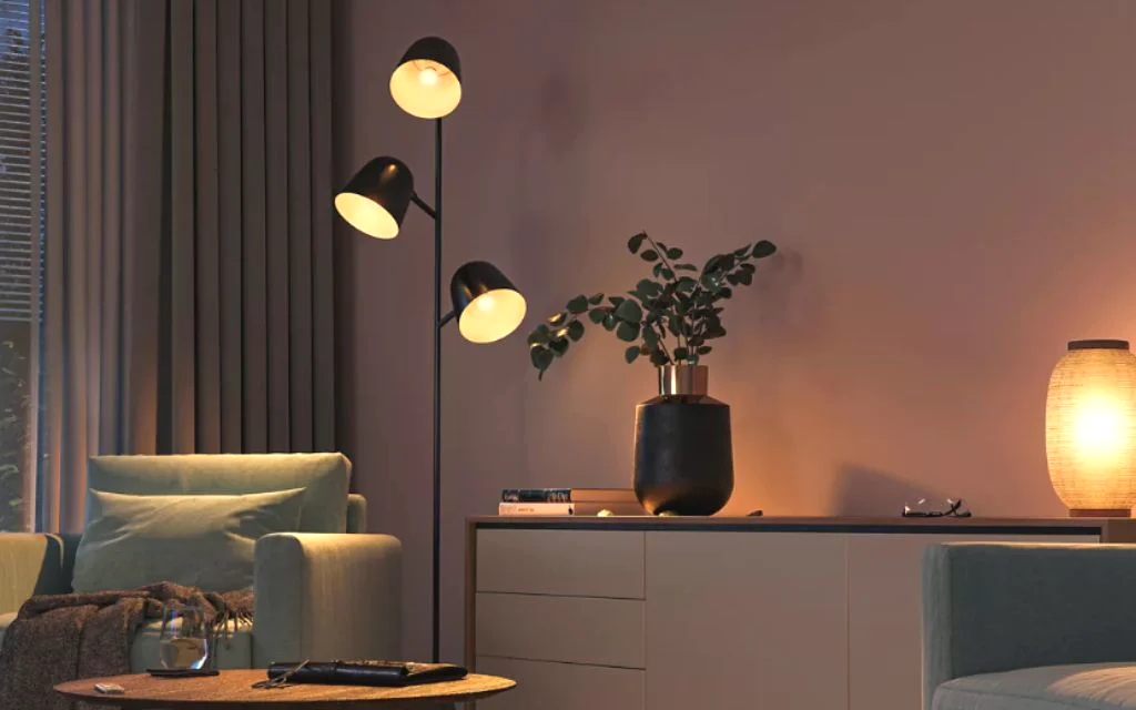 Living de noche con iluminación inteligente cálida y ambiental