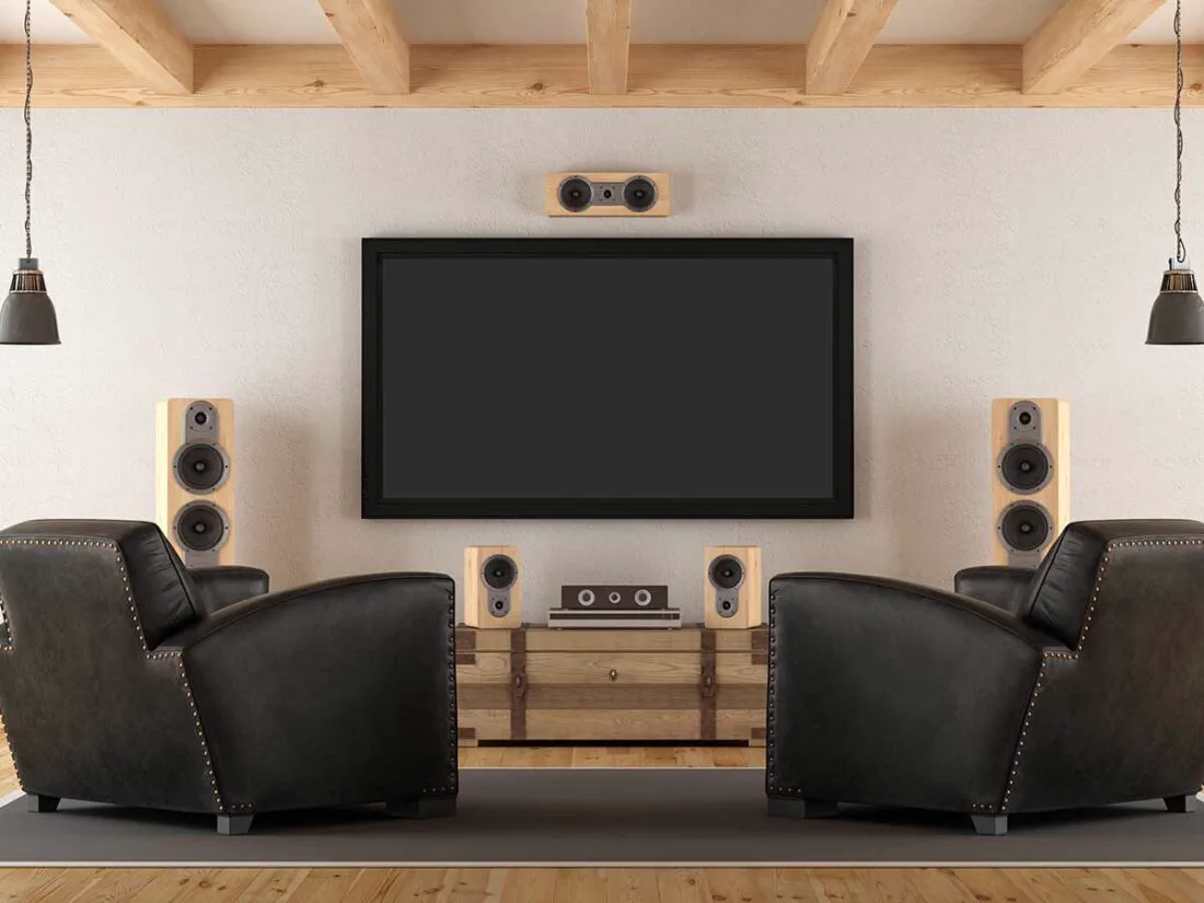 Sala de cine en casa con sistema de audio envolvente y parlantes distribuidos
